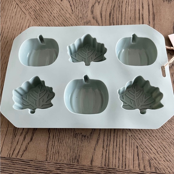 Silicone fall themed baking mold - Picture 3 of 5
